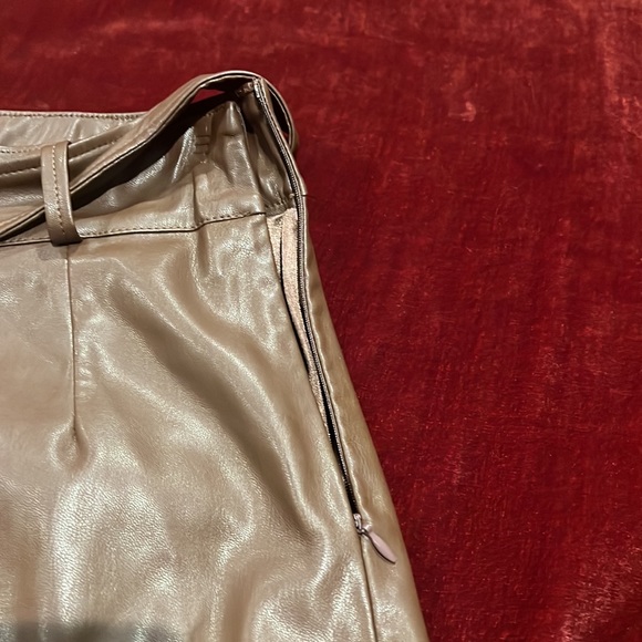 Faux leather high waisted shorts - Picture 6 of 8